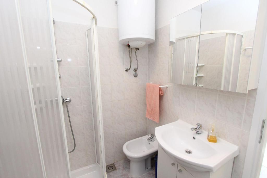W łazience znajduje się prysznic, umywalka i toaleta. w obiekcie Apartment Stellina w Rovinj