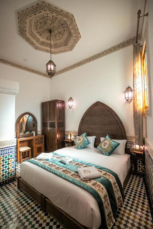 Una cama o camas en una habitación de Riad Sidrat Fes
