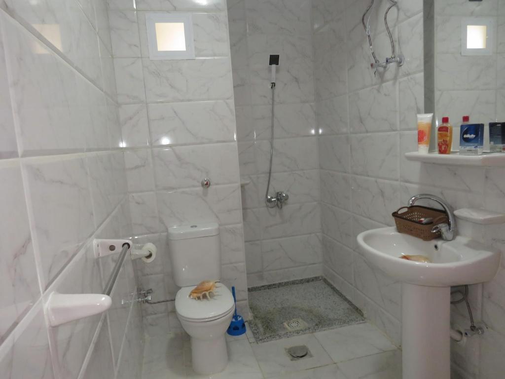 A bathroom at Apartment Bella Vita near the sea RedSeaLine