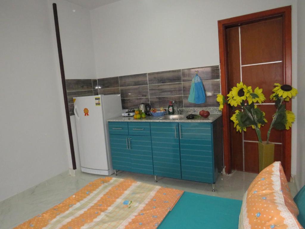 A kitchen or kitchenette at Apartment Bella Vita near the sea RedSeaLine