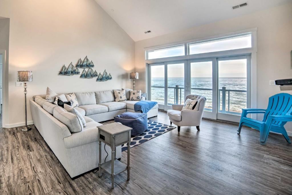 sala de estar con sofá blanco y sillas azules en Waterfront Scotland Beach Retreat with Private Beach!, en Ridge