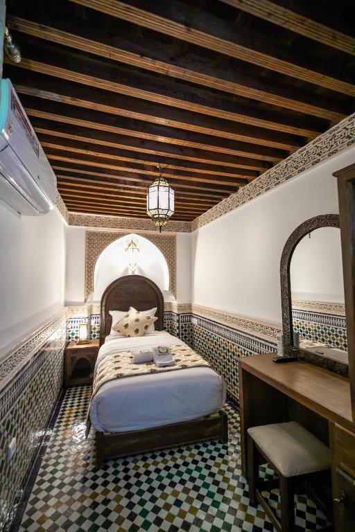 Una cama o camas en una habitación de Riad Sidrat Fes