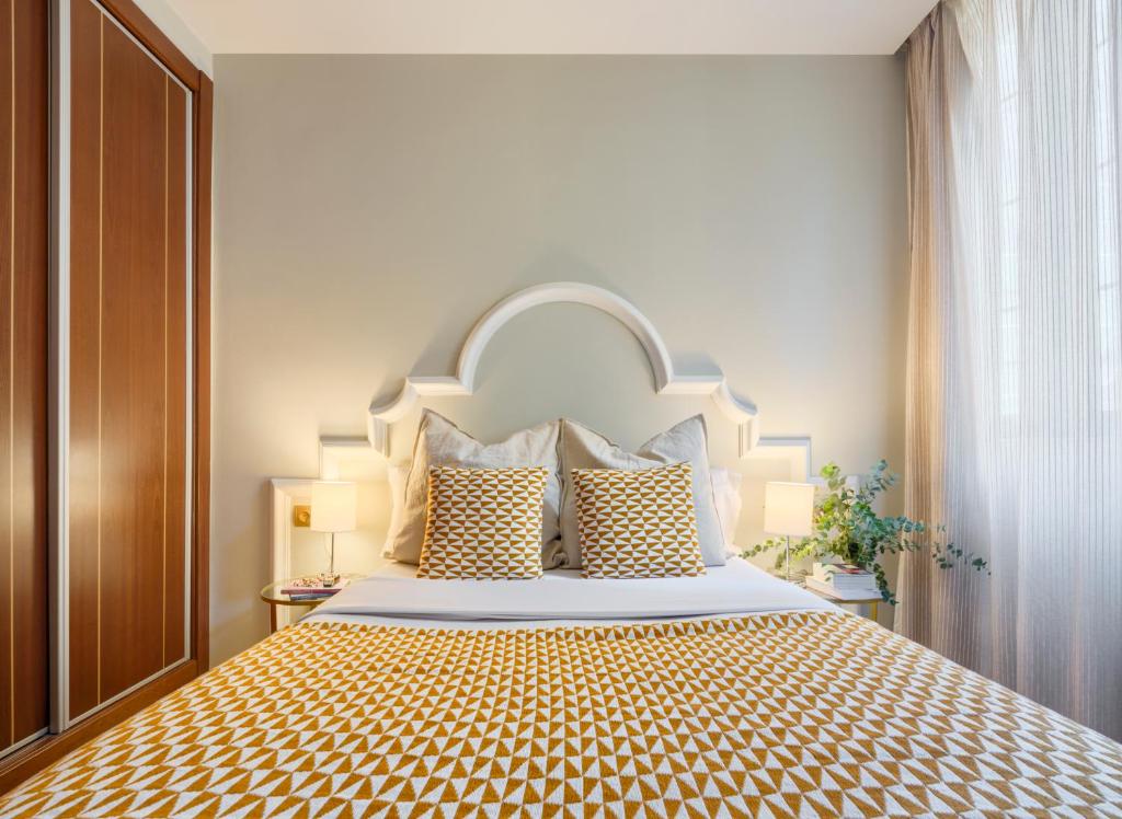1 dormitorio con 1 cama grande y cabecero grande en Apartamentos Suites Oficentro en Málaga