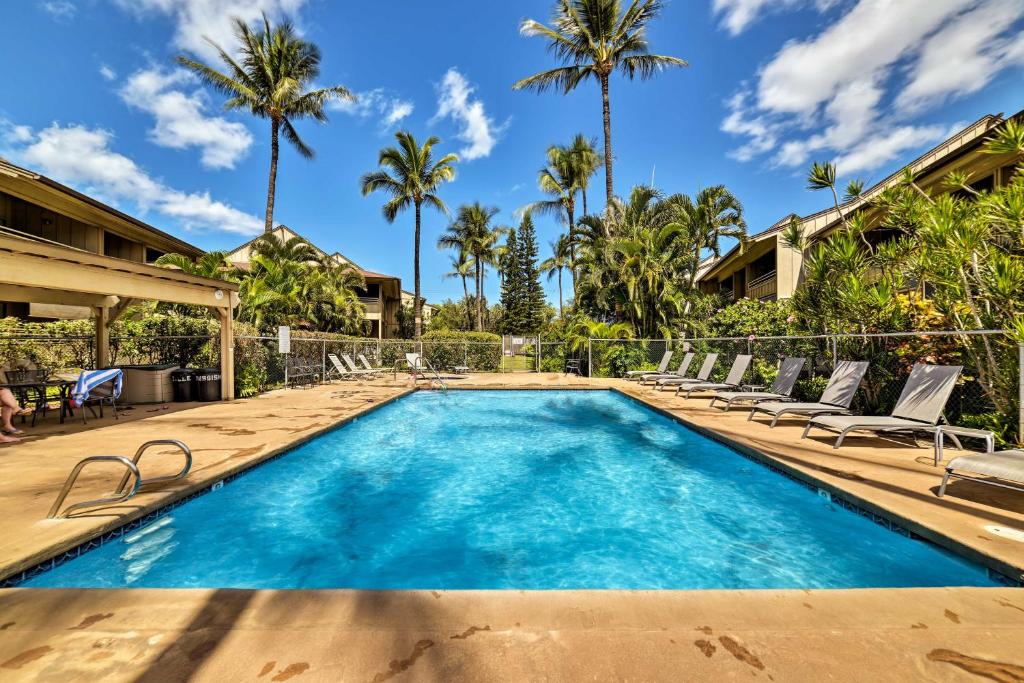 Poolen vid eller i närheten av Stunning South Maui Condo with Lanai by Beach!