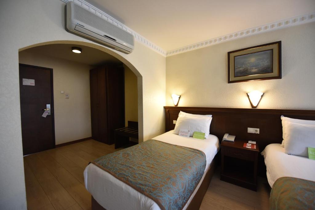 Ένα ή περισσότερα κρεβάτια σε δωμάτιο στο Asal Hotel