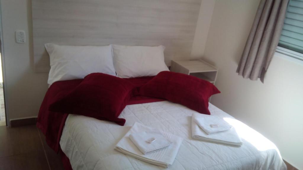 1 dormitorio con 1 cama con 2 toallas en Hotel Vison, en Jarinu