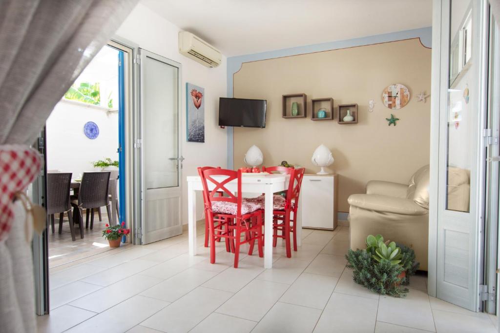 TV a/nebo společenská místnost v ubytování Le Gioie - Dimora Brezza Marina - Confortevole e grazioso appartamento a due passi dalla spiaggia
