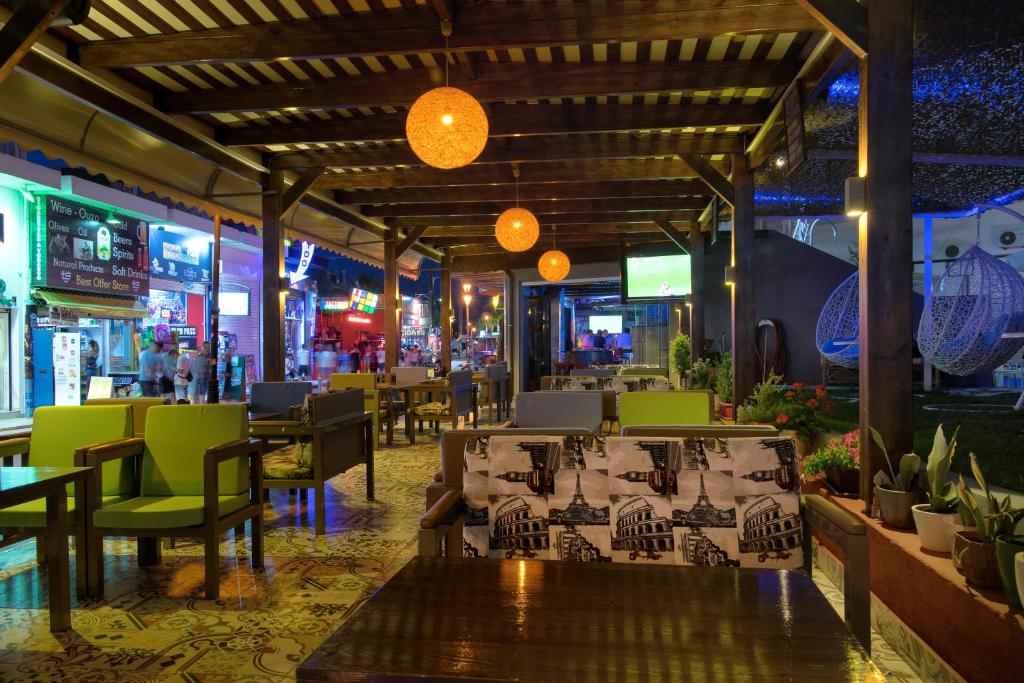 restauracja ze stołami, krzesłami i światłami w obiekcie Ilios 1 Central w mieście Malia