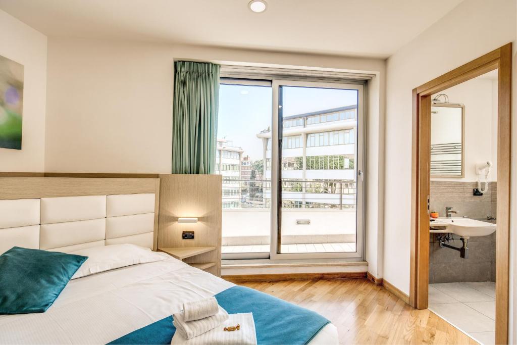 Postel nebo postele na pokoji v ubytování Ginevra Palace Hotel