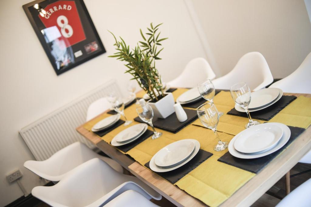 Um restaurante ou outro lugar para comer em The Anfield Quarter by Serviced Living Liverpool