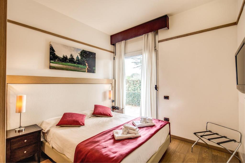 Postel nebo postele na pokoji v ubytování Ginevra Palace Hotel