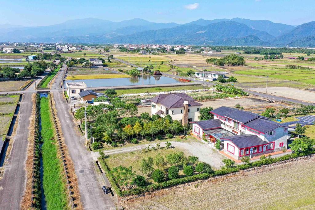 eine Luftansicht einer Stadt mit einem Fluss und Häusern in der Unterkunft Farmland B&B in Guilin