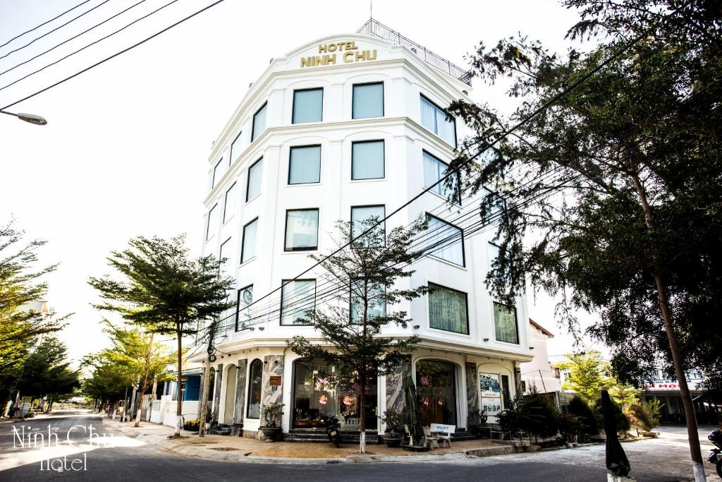 un edificio blanco con un cartel encima en Ninh Chu Hotel en Phan Rang