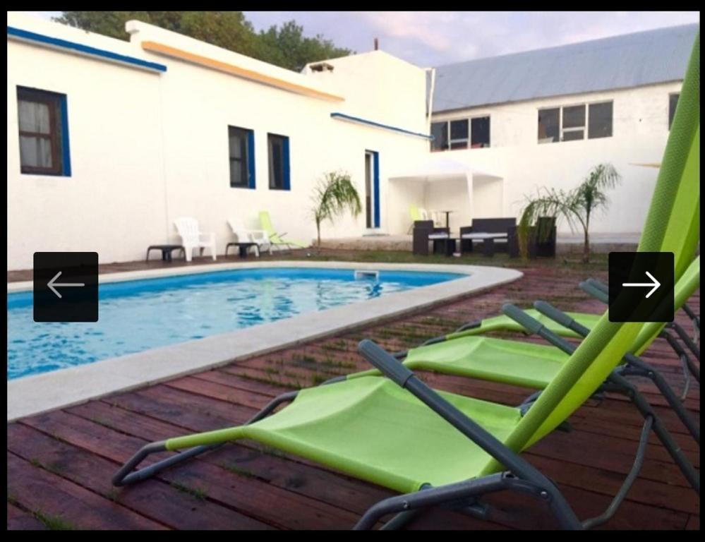 A piscina localizada em Piriápolis Hostel & suites ou nos arredores