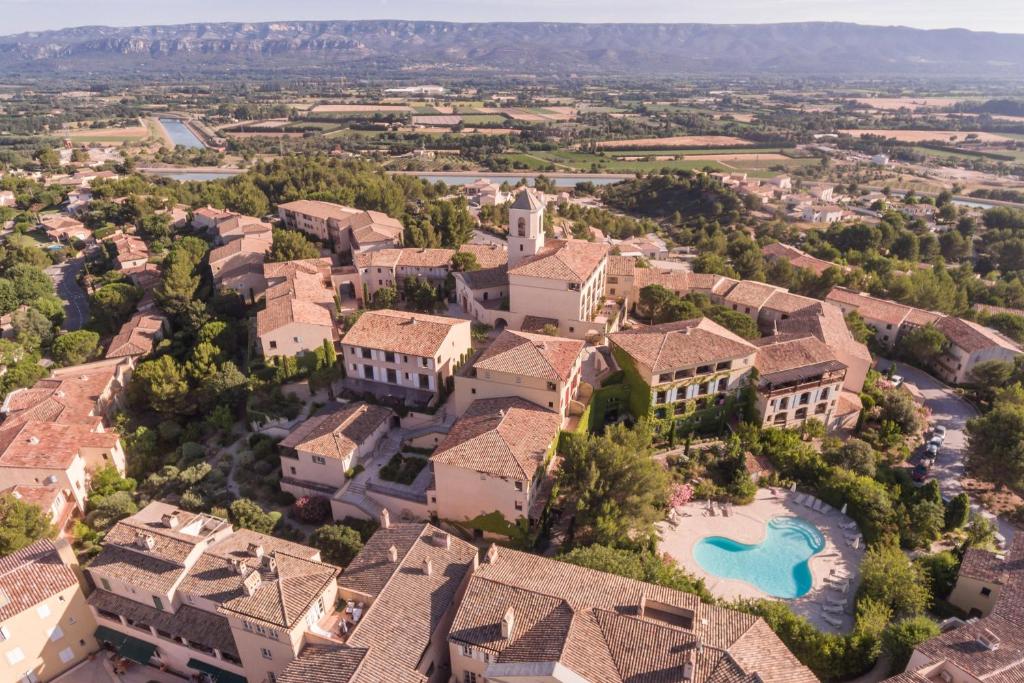 an aerial view of a mansion with a swimming pool at Village Pierre & Vacances Pont Royal en Provence in Mallemort