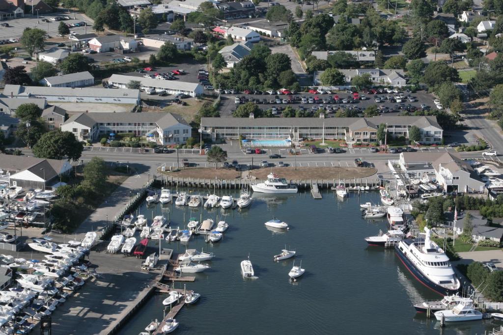 una vista aérea de un puerto deportivo con barcos en el agua en InnSeason Resorts HarborWalk en Falmouth