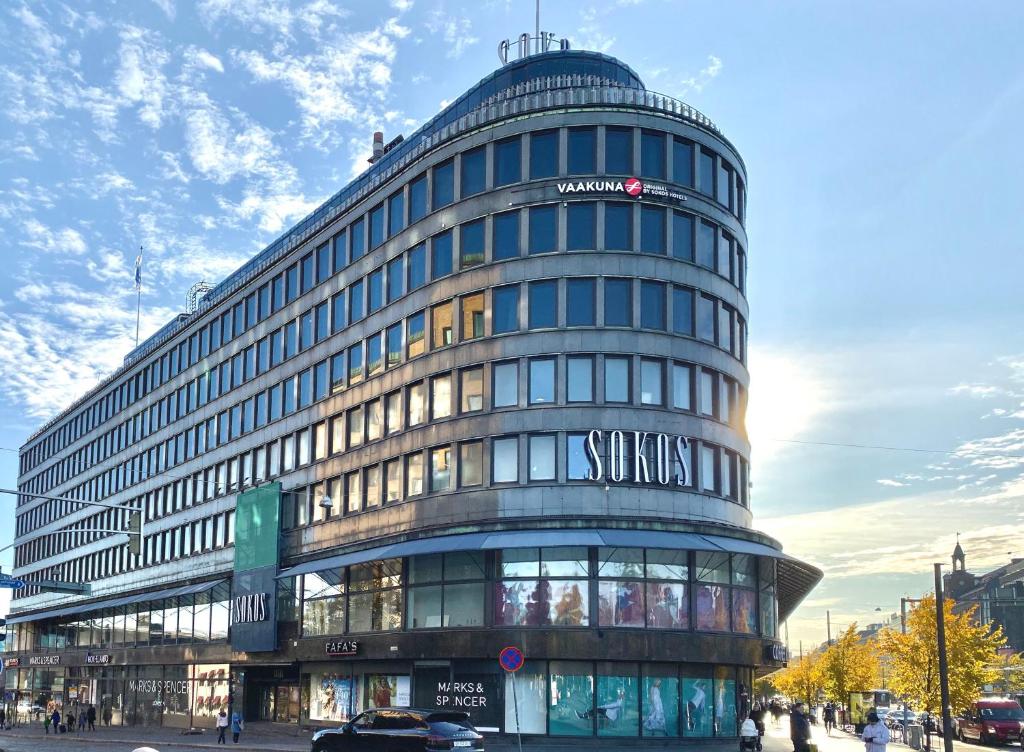 un edificio alto con un cartel en el costado en Original Sokos Hotel Vaakuna Helsinki, en Helsinki