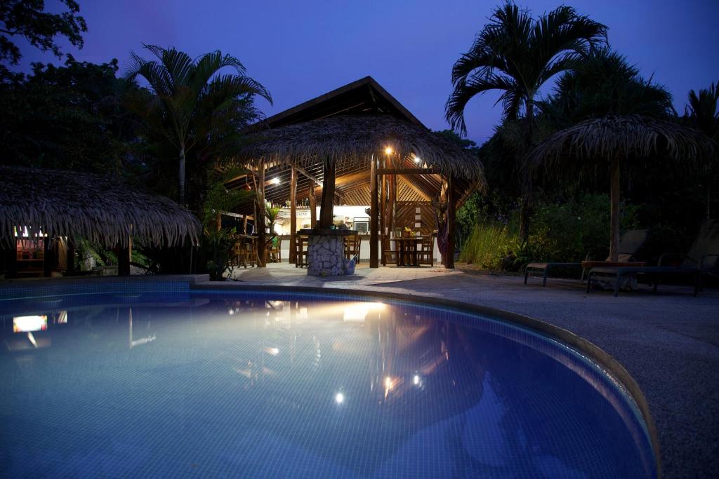 Bazén v ubytování Hotel Suizo Loco Lodge & Resort nebo v jeho okolí
