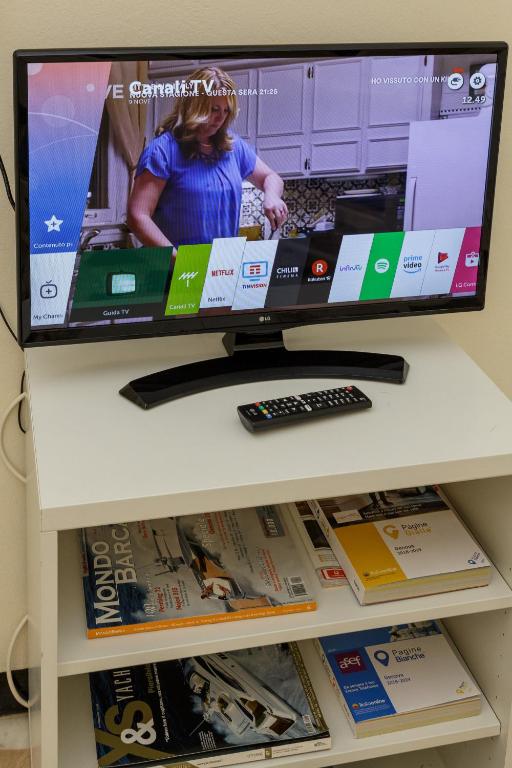 Televízia a/alebo spoločenská miestnosť v ubytovaní CASA AMICA Tranquilla e ben posizionata