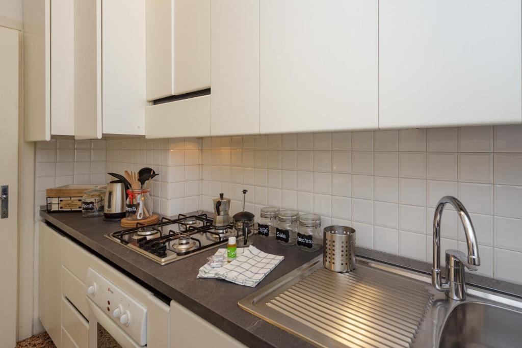 Kuchyňa alebo kuchynka v ubytovaní CASA AMICA Tranquilla e ben posizionata