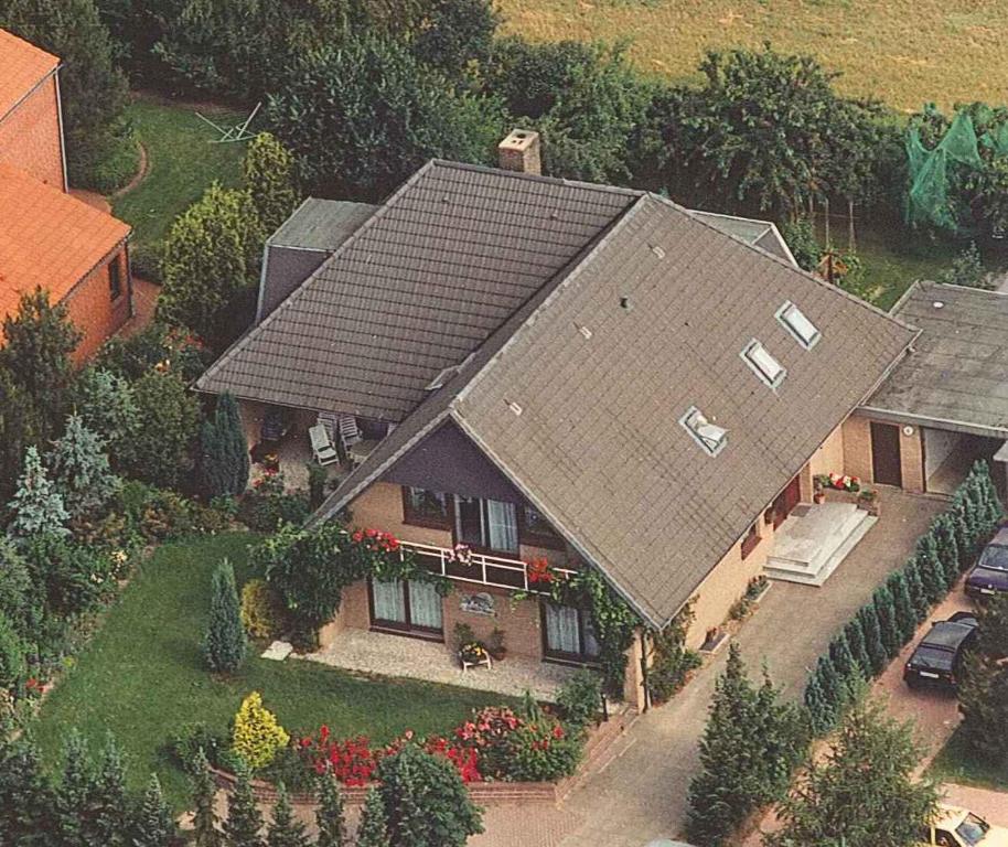 an overhead view of a house with a roof at Annelieses Ferienwohnungen in Schneverdingen