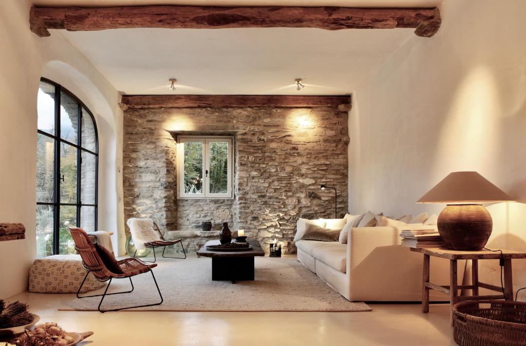 sala de estar con sofá blanco y pared de piedra en Sala di Tresana, en Tresana