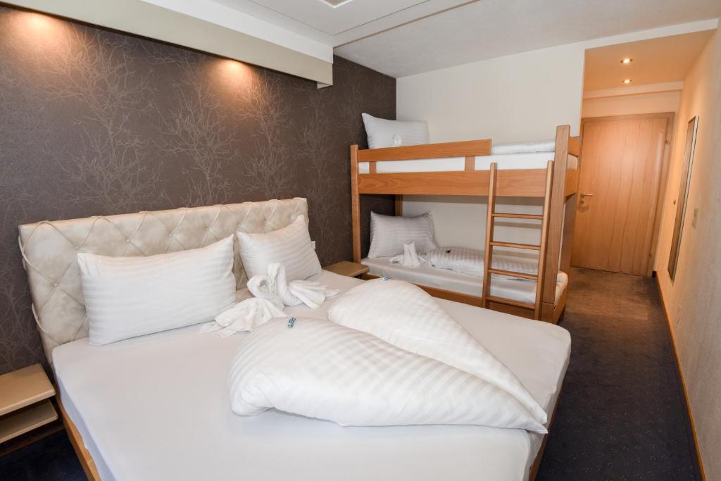 Postel nebo postele na pokoji v ubytování Golf & Skipension Krug