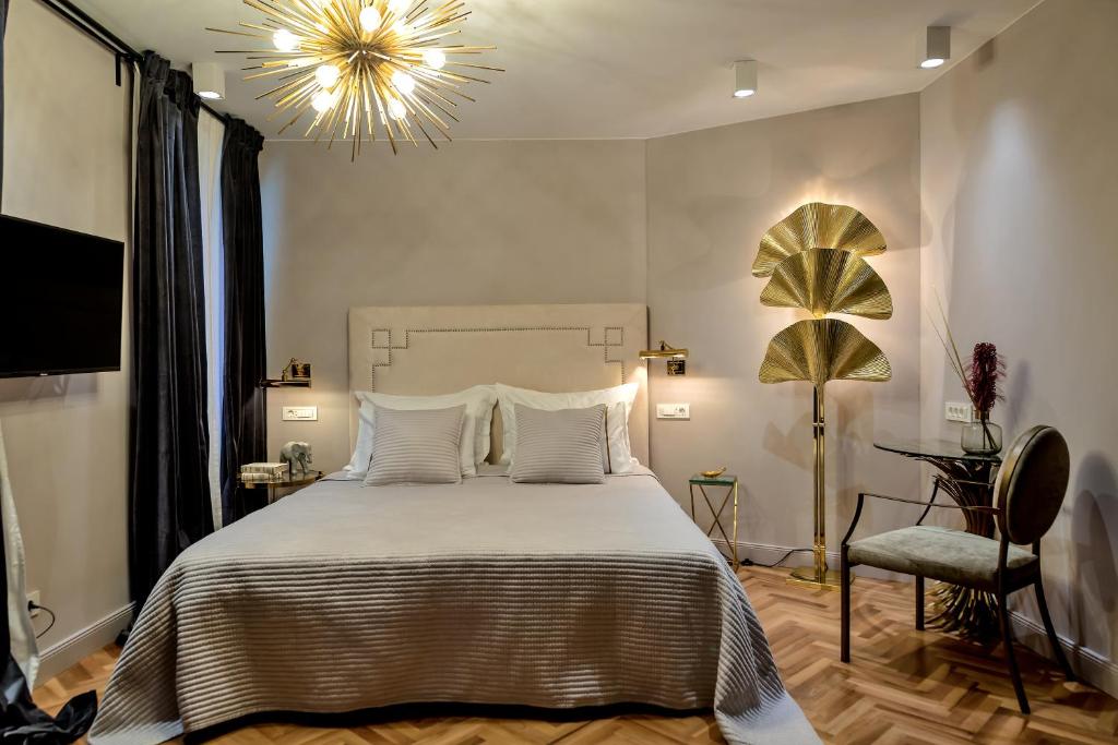 Postel nebo postele na pokoji v ubytování ARTALE 07 Design Rooms