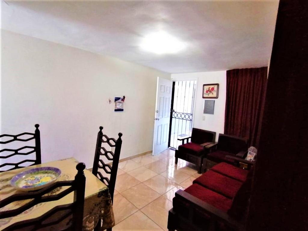 sala de estar con mesa y comedor en Depa Centrico Mazatlan a 2 cuadras de a Playa, Central, Acuario., en Mazatlán