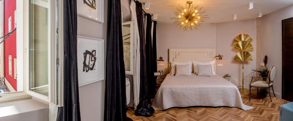 Postel nebo postele na pokoji v ubytování ARTALE 07 Design Rooms