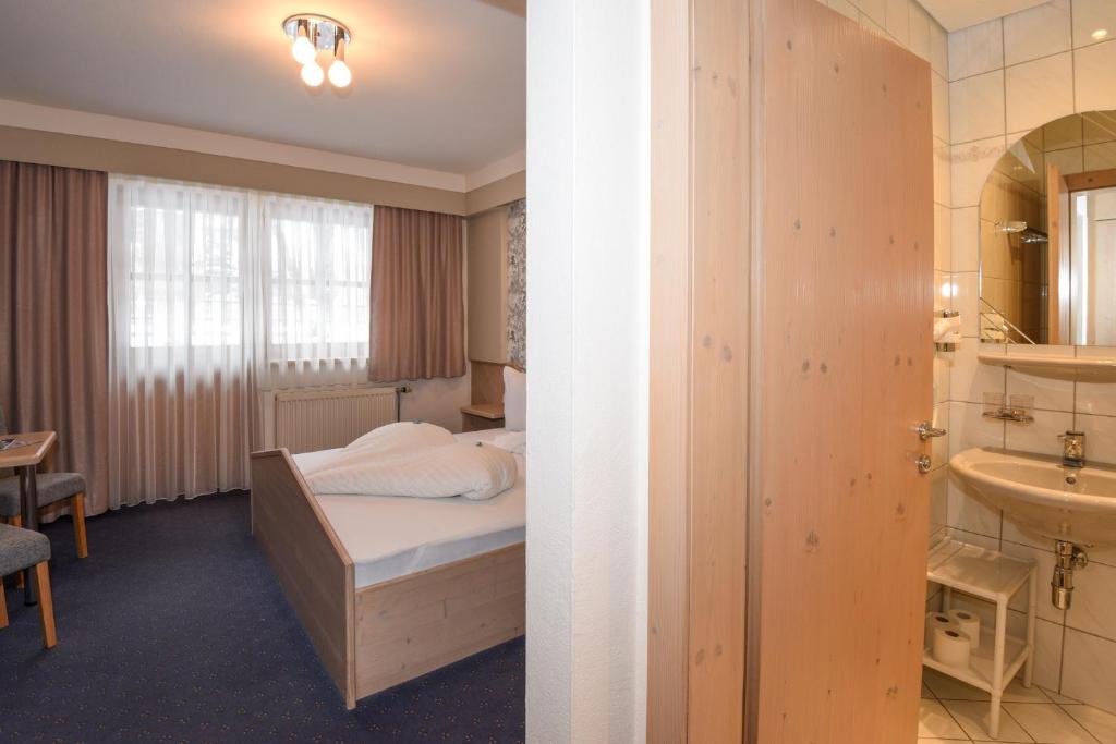 Postel nebo postele na pokoji v ubytování Golf & Skipension Krug
