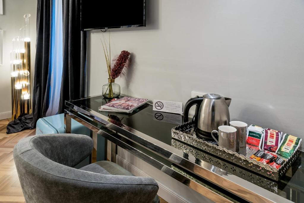 Příslušenství pro přípravu čaje a kávy v ubytování ARTALE 07 Design Rooms