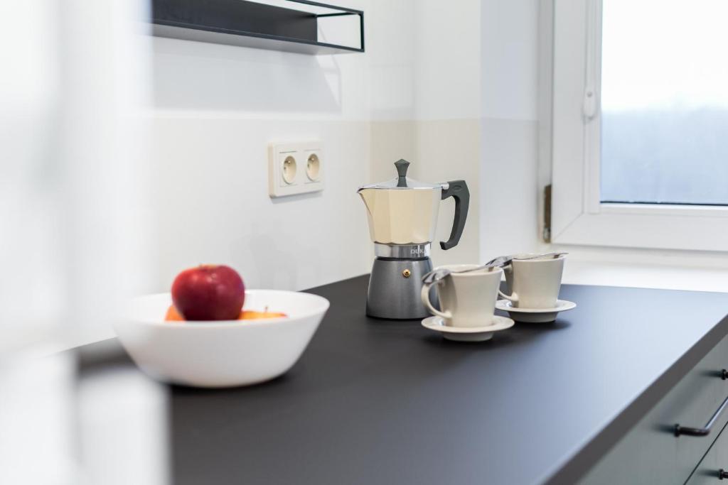Příslušenství pro přípravu čaje a kávy v ubytování Apartments City Center Warsaw by Noclegi Renters