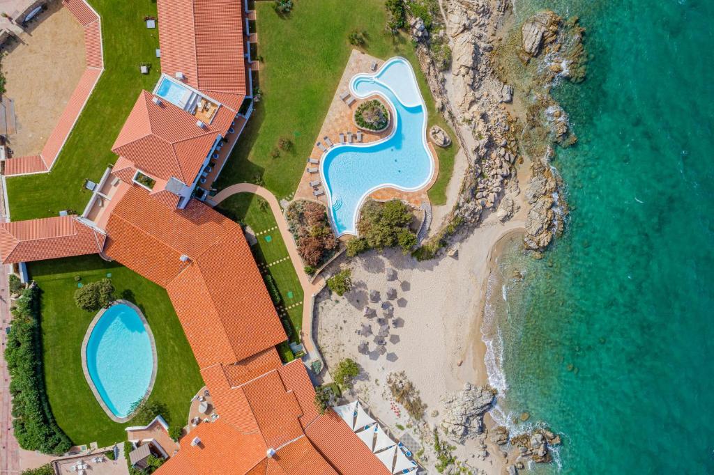 una vista aerea di una casa e della spiaggia di Hotel Sporting a Porto Rotondo