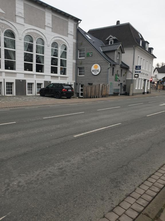 une voiture noire garée sur le côté d'une rue dans l'établissement VICTORY GuestHouse - Handwerker Pension, à Bielefeld