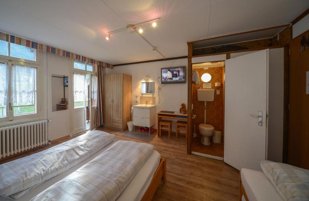 Postel nebo postele na pokoji v ubytování Swiss Lodge Hotel Bernerhof