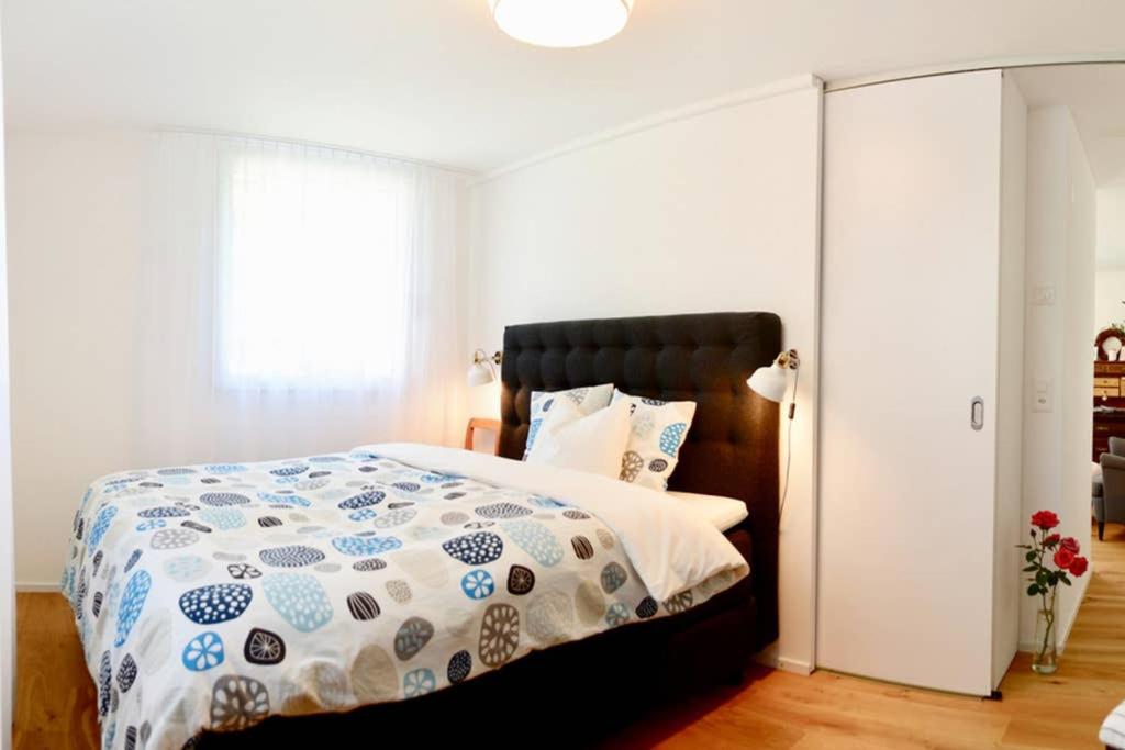 a bedroom with a bed with a blue and white comforter at Am Fusse des Sitynossen in Unteriberg