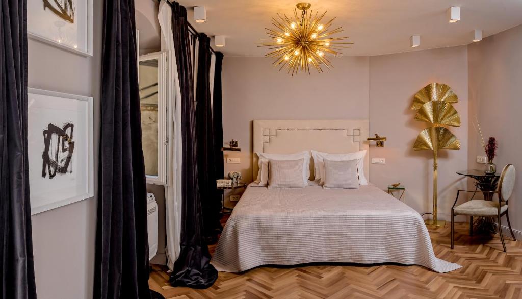 Postel nebo postele na pokoji v ubytování ARTALE 07 Design Rooms
