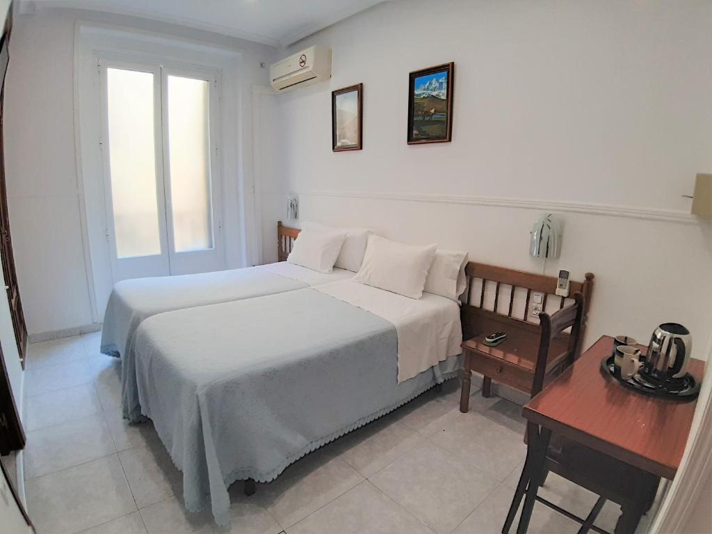Cama ou camas em um quarto em Hostal Dulcinea