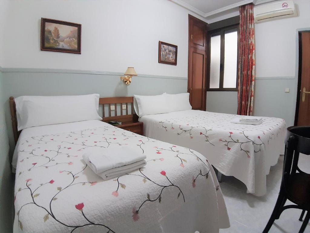 Cama ou camas em um quarto em Hostal Dulcinea