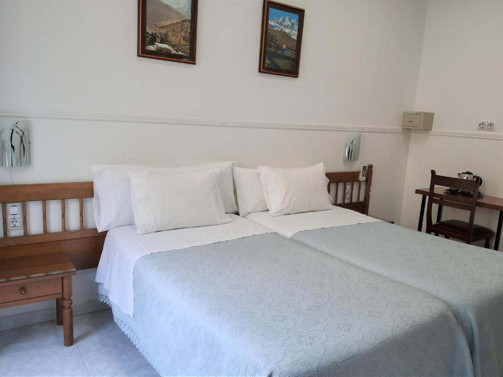 Cama ou camas em um quarto em Hostal Dulcinea