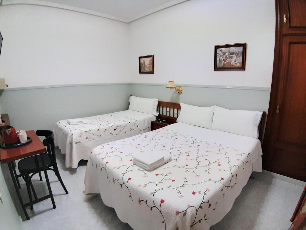 Cama ou camas em um quarto em Hostal Dulcinea