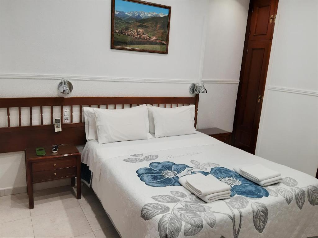 A bed or beds in a room at Hostal Dulcinea