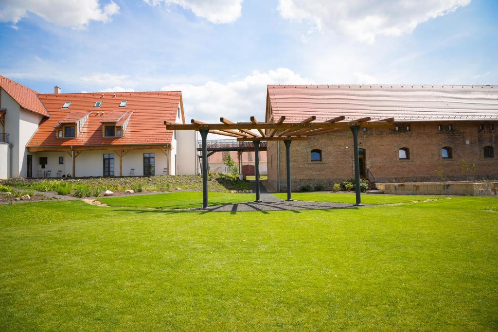 Aed väljaspool majutusasutust Dvůr Perlová voda
