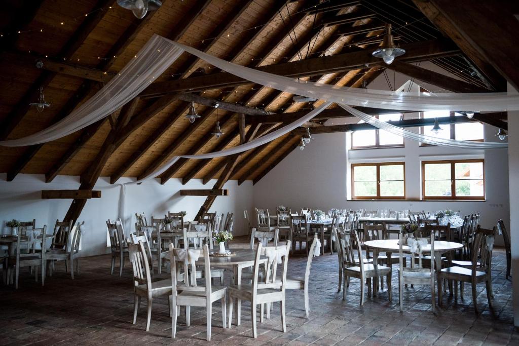 Restoran või mõni muu söögikoht majutusasutuses Dvůr Perlová voda