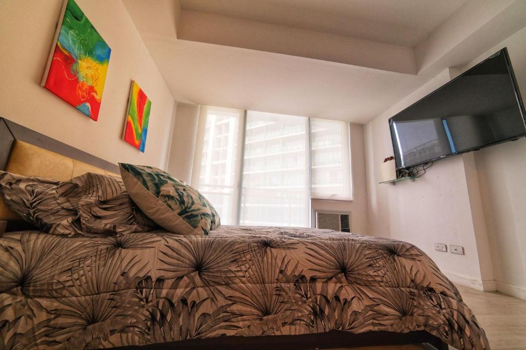 A2JSuites 1BR Azure Smart Home Suite Near Malls & Airport