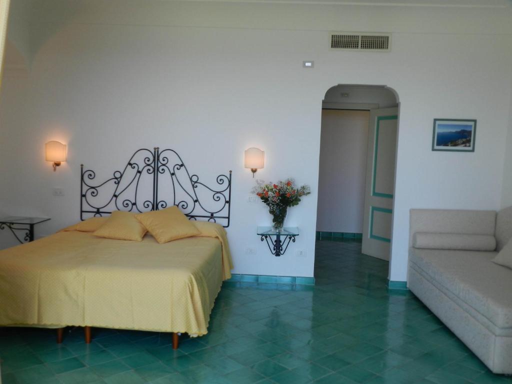 Postel nebo postele na pokoji v ubytování Bacio del Sole B&B Positano