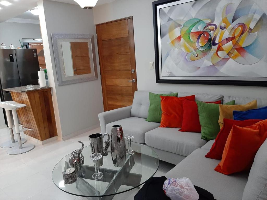 sala de estar con sofá y mesa de cristal en Altos de Alemeda, Santo Domingo Oeste, en Santo Domingo