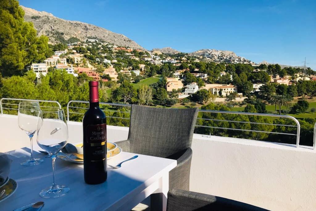 eine Flasche Wein auf einem Tisch mit Weingläsern in der Unterkunft Altea la Vella in Altea