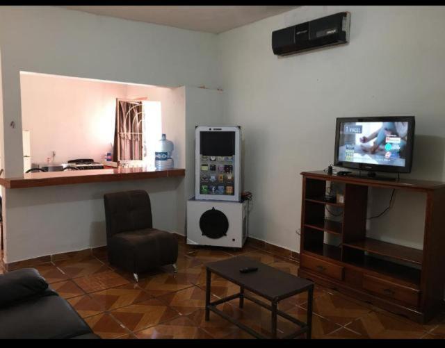 un soggiorno con TV, sedia e tavolo di Casa 4-100-egas a Cuatrociénegas de Carranza